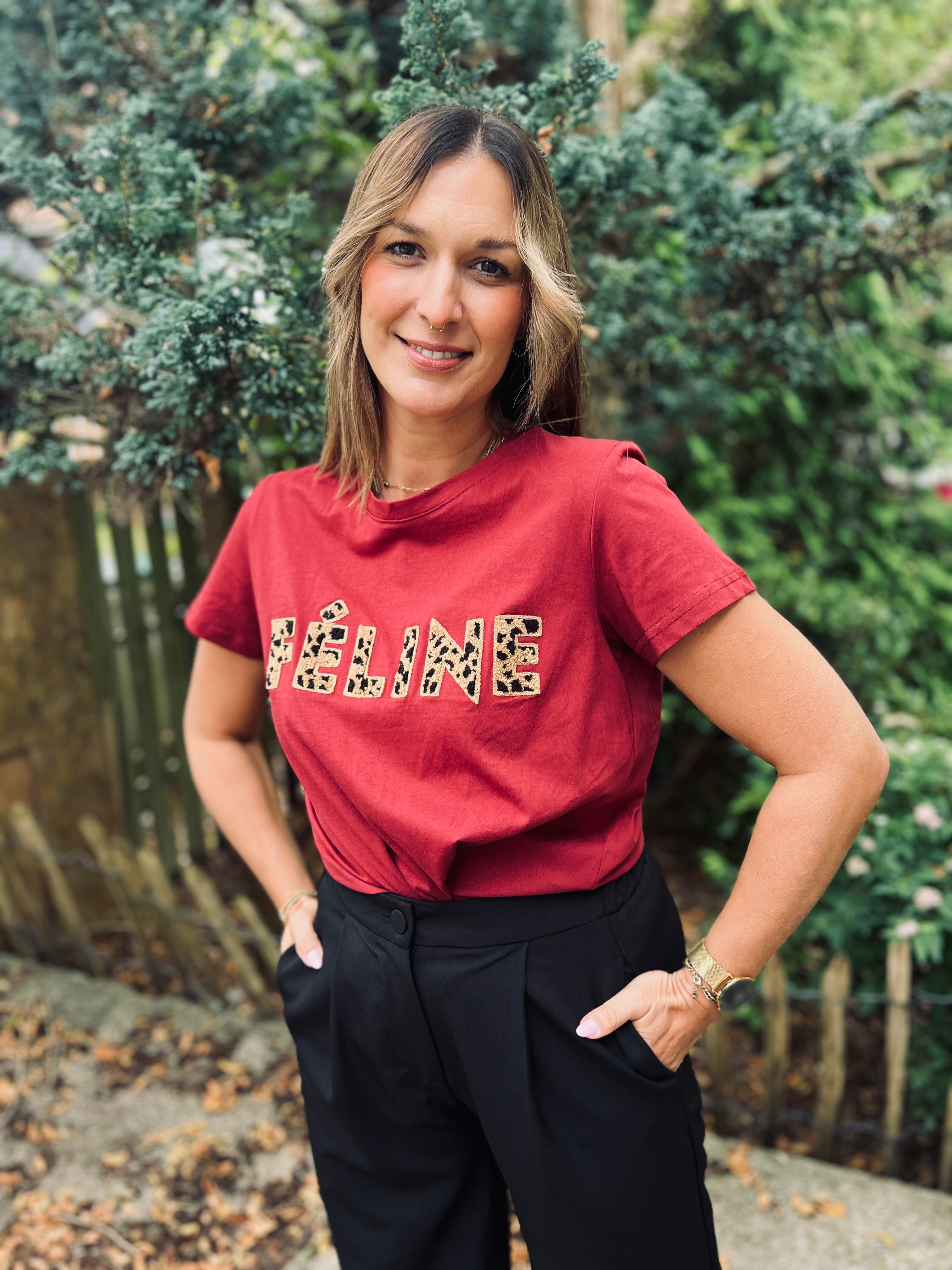Notre t-shirt « FÉLINE » bordeaux