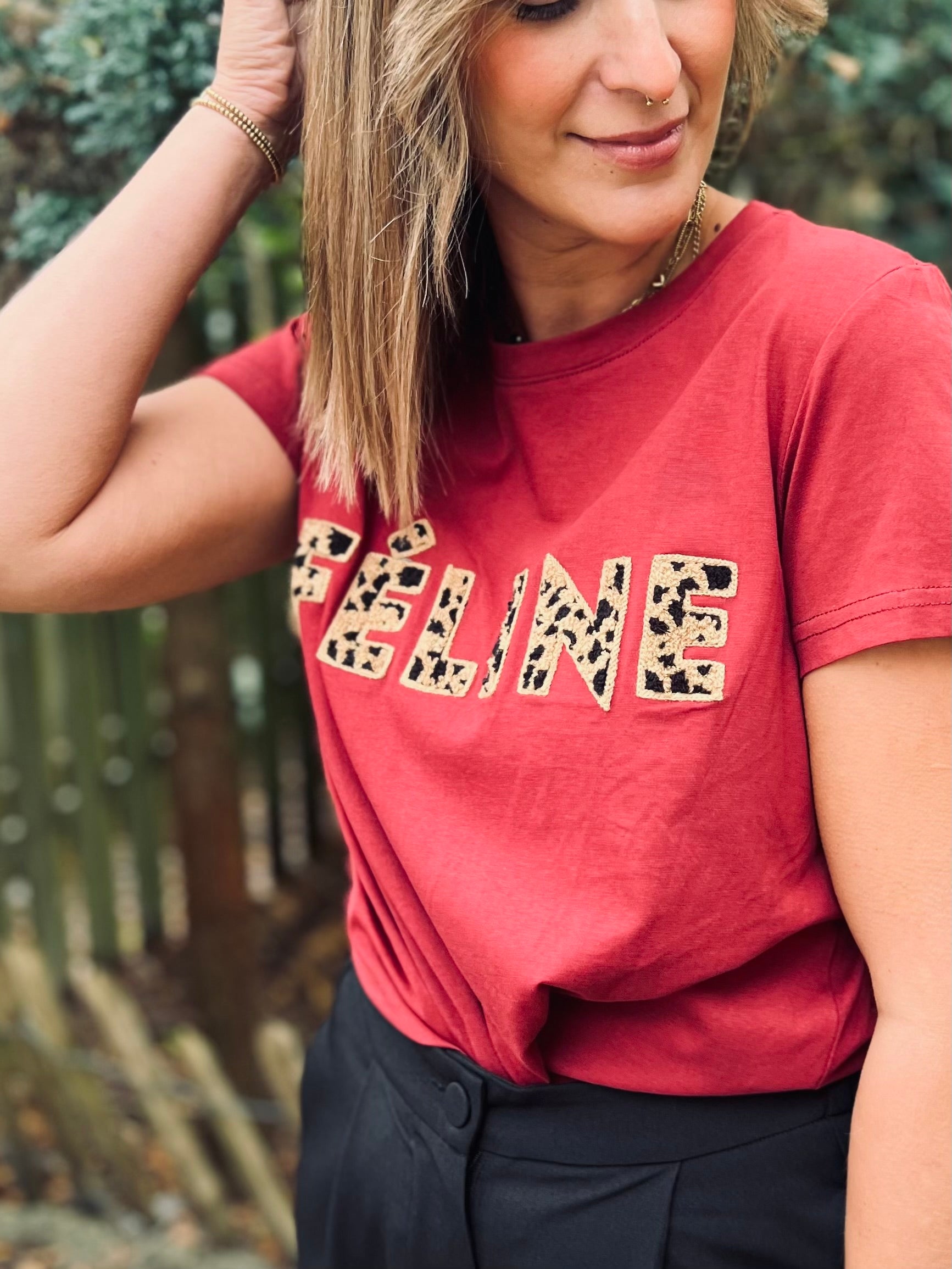 Notre t-shirt « FÉLINE » bordeaux
