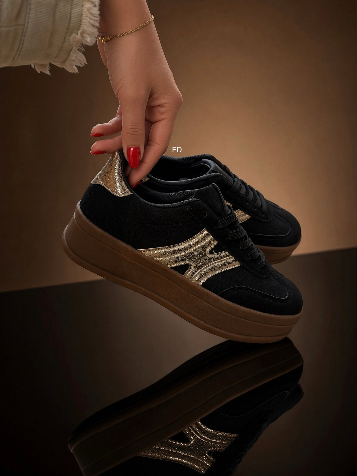 LES BASKETS MONICA