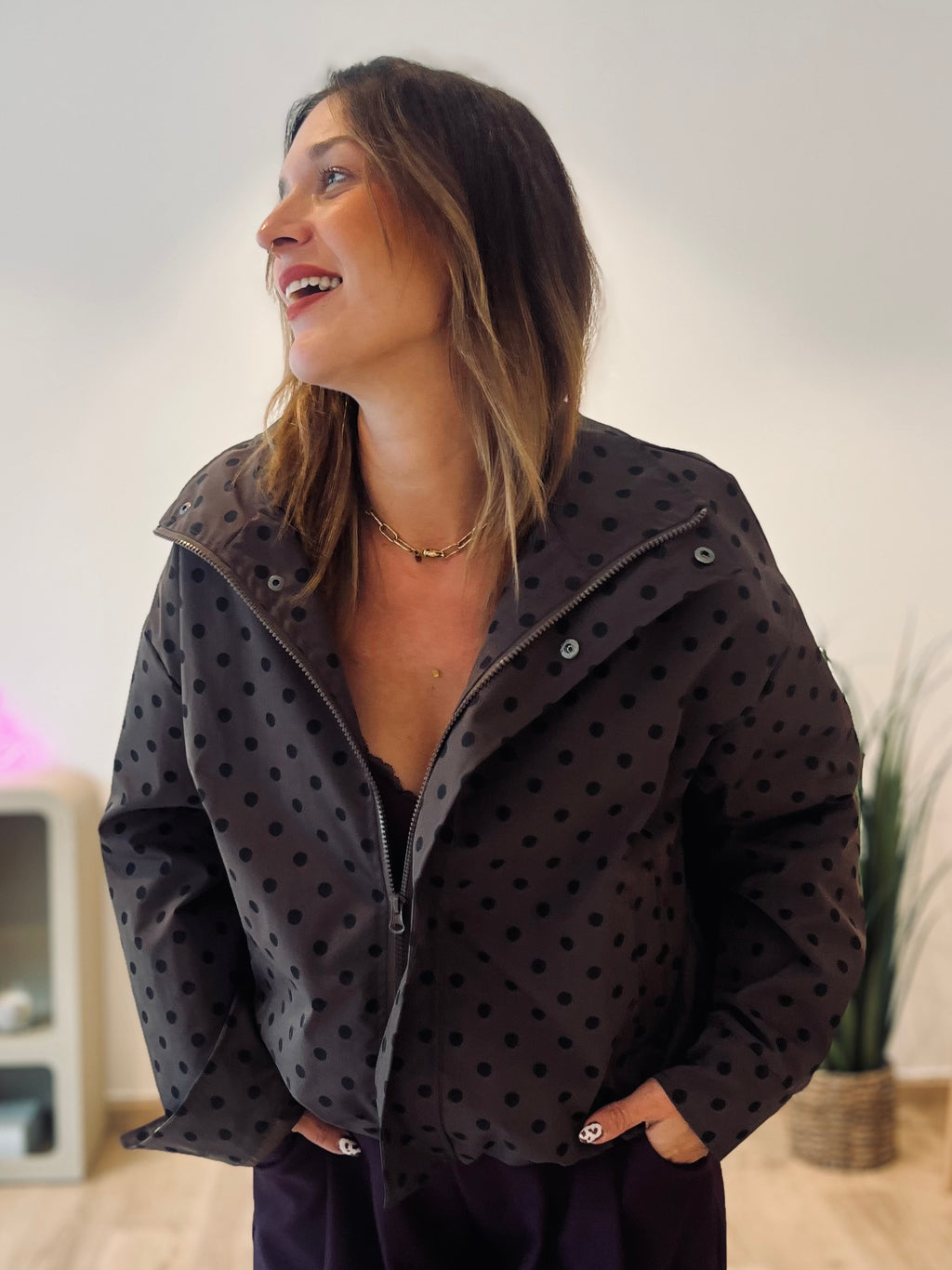 LA VESTE MI-SAISON À POIS