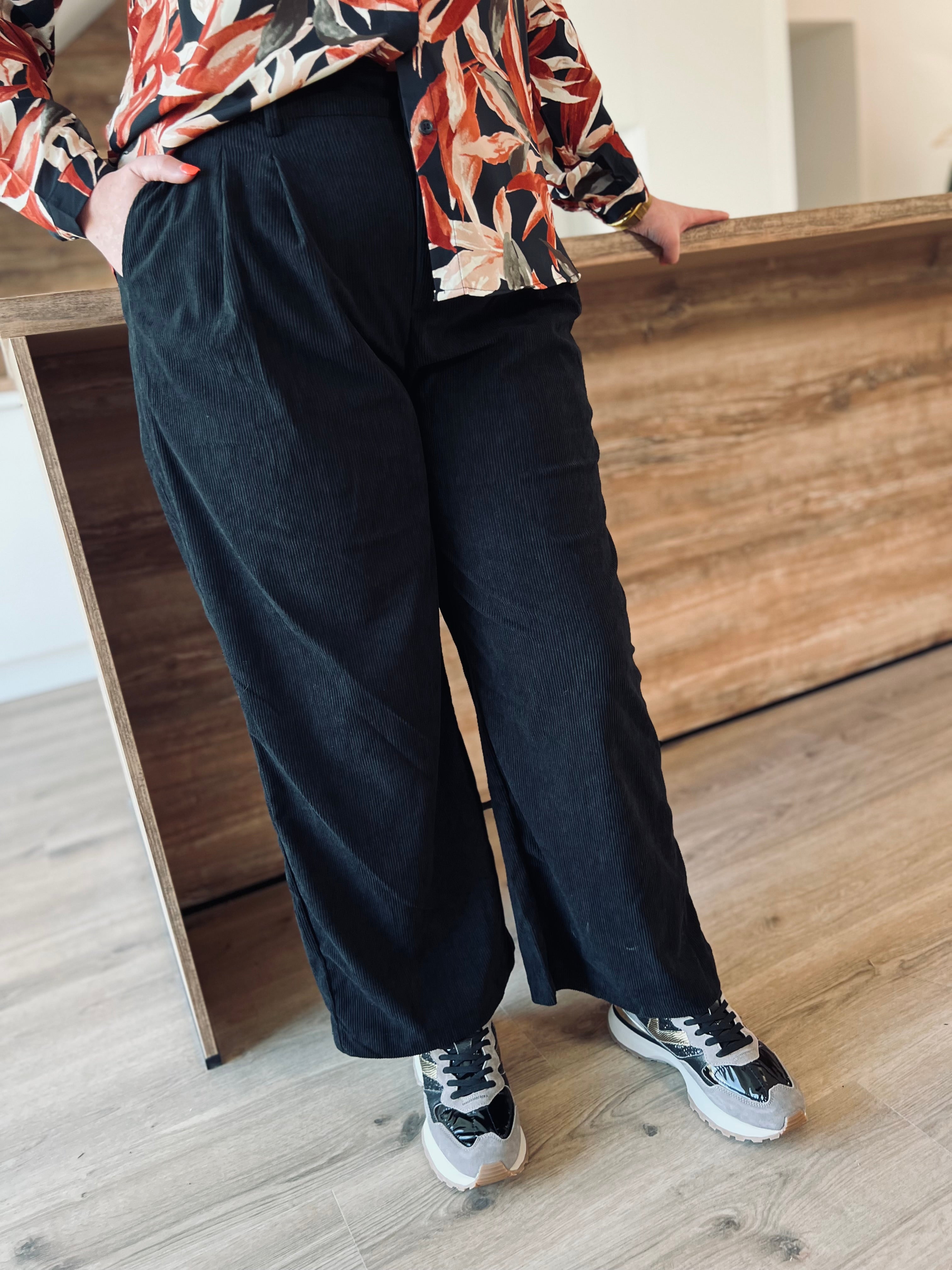 Notre pantalon velours KALI noir