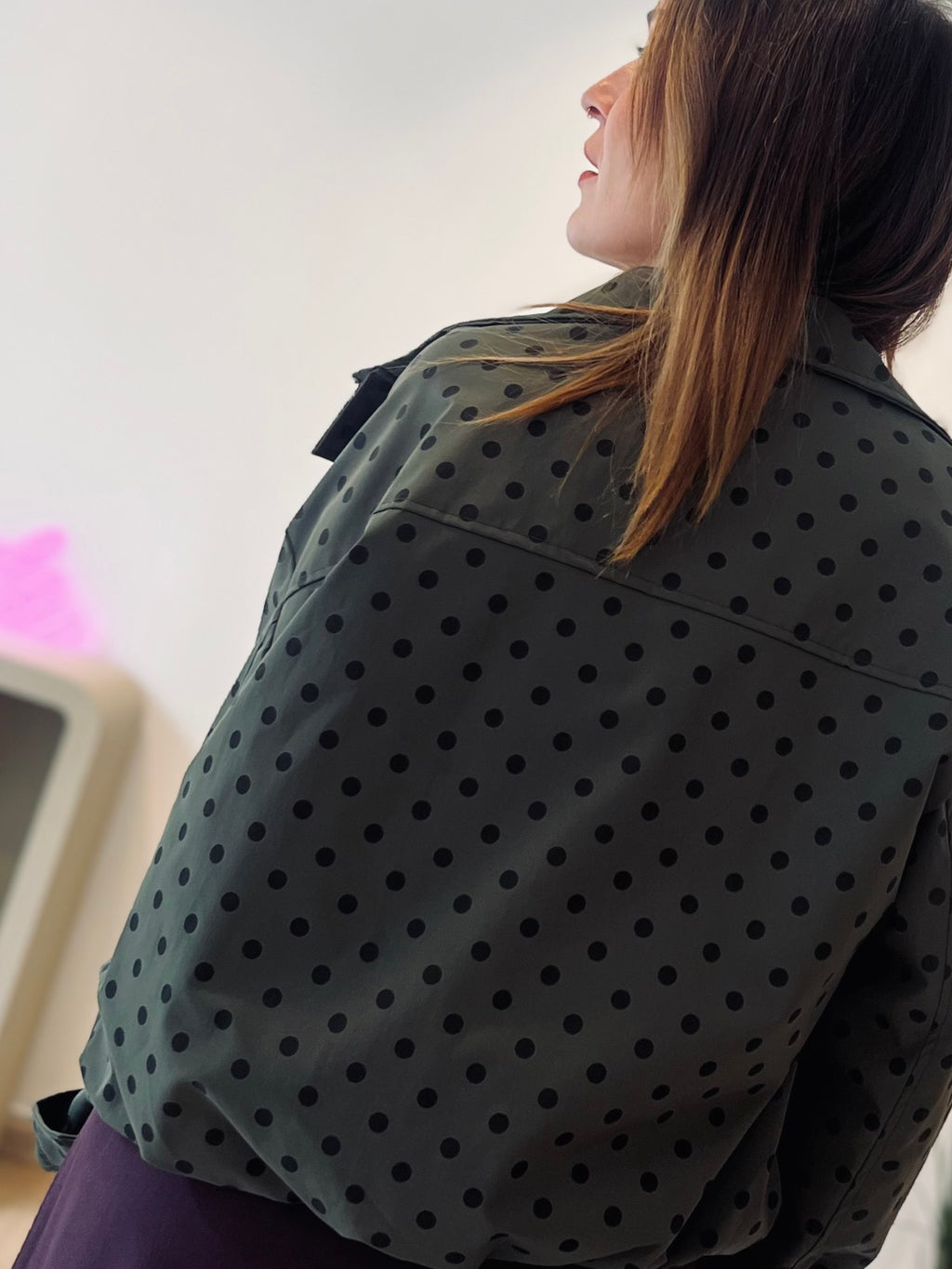 LA VESTE MI-SAISON À POIS
