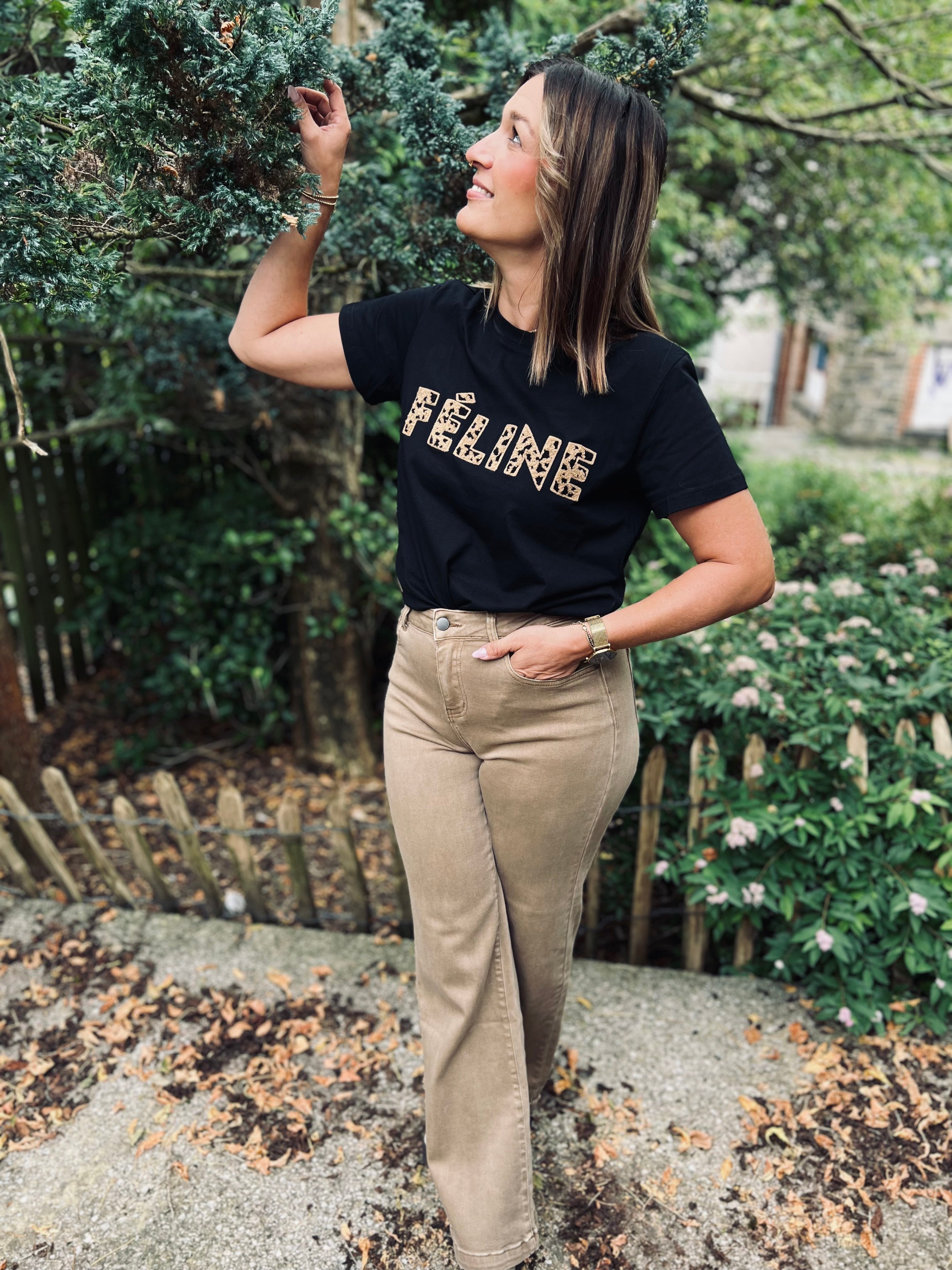 Notre t-shirt « FÉLINE » noir