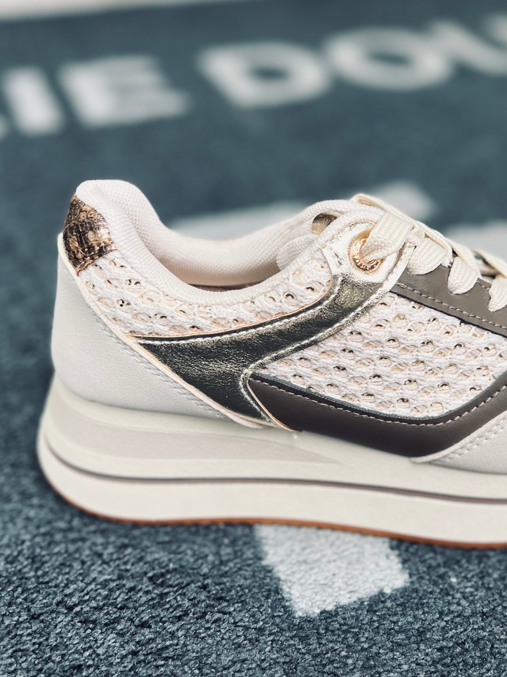 Nos baskets SARA taupe